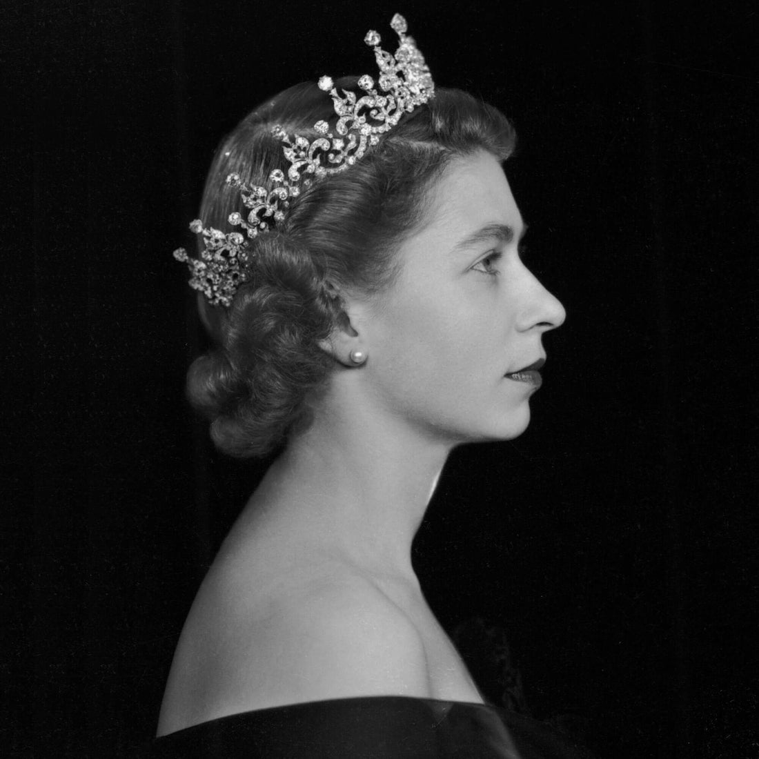 Girls of Great Britain and Ireland Tiara: A Powerful Symbol of the Elizabethan Age