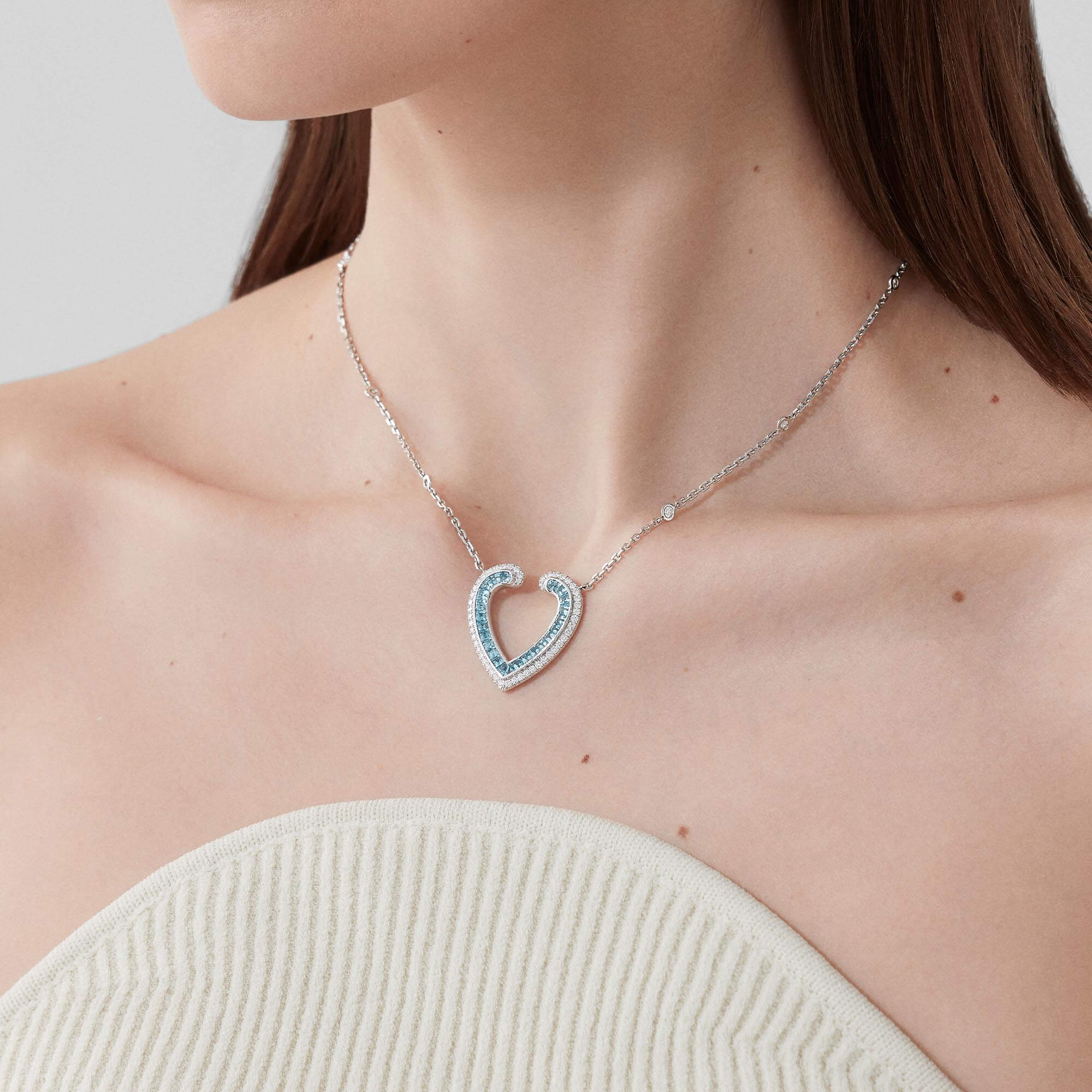 0030 Garrard Aloria Calibré Cut Aquamarine Pendant In 18ct White Gold with Diamonds 2017066 Model