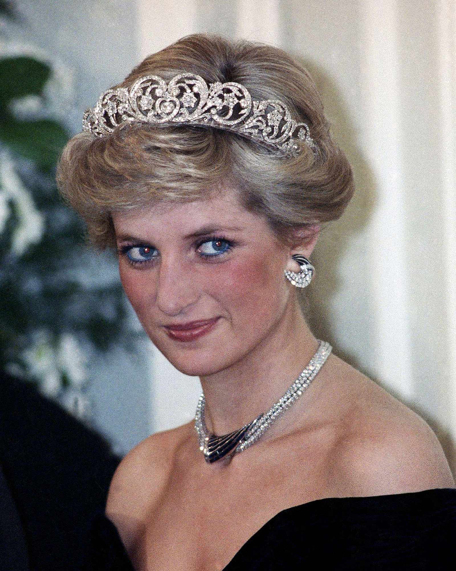 princess diana wedding dress the crown The Princess Diana Wedding Dress "The Crown" Didn't Show