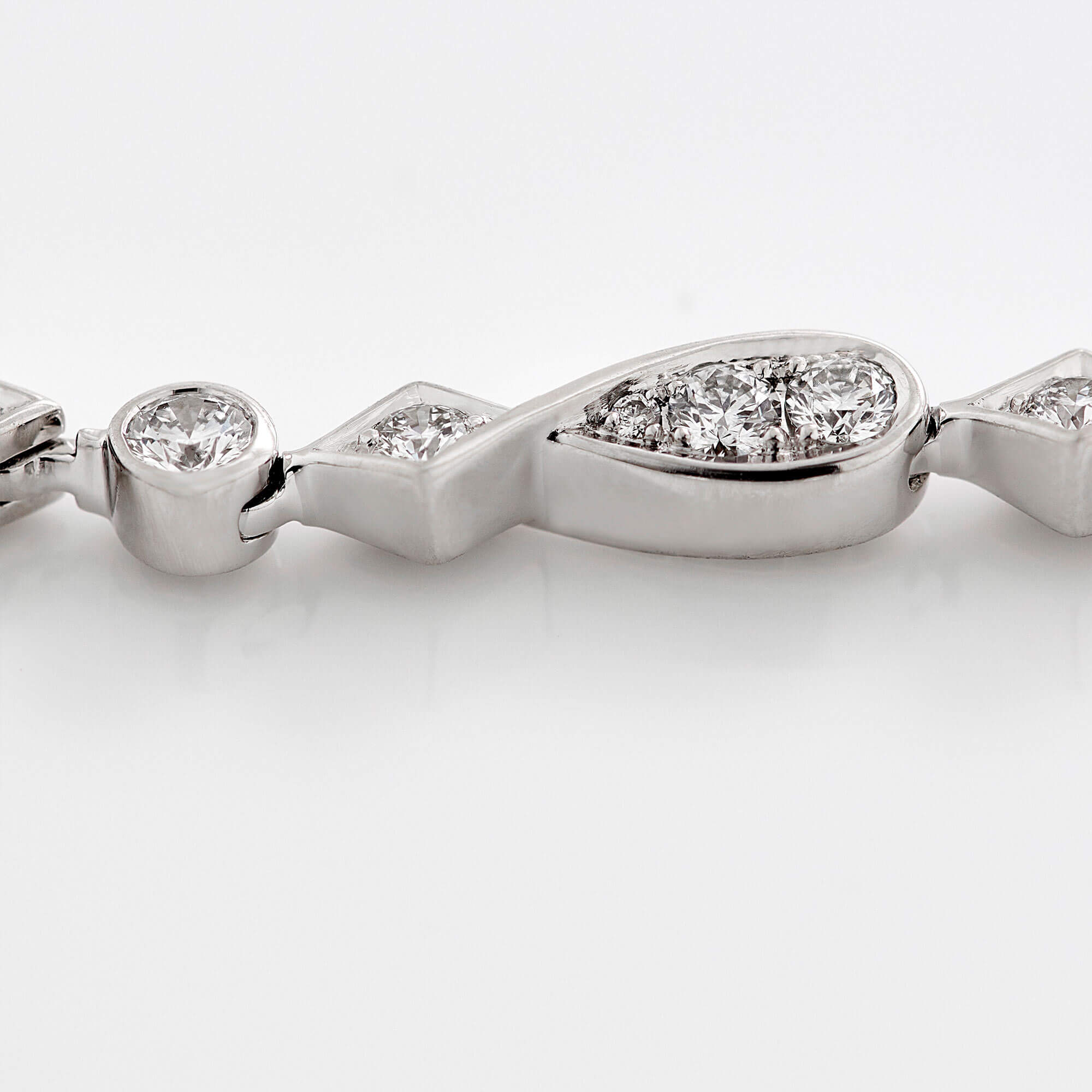 Garrard Muse Serpent Diamond Necklace 2016265 Closeup 1