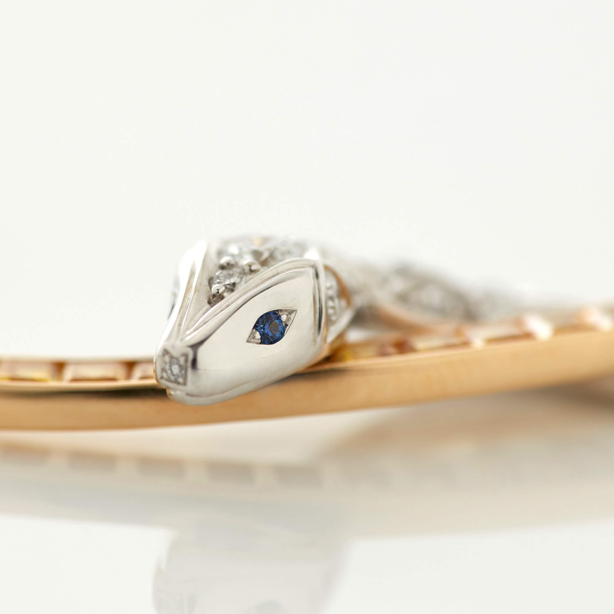 Garrard Muse Serpent Yellow Sapphire and Diamond Necklace 2016020 closeup 1